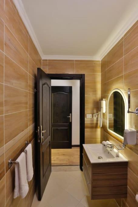 Parkside Boutique 3 Bbr Serviced Apartment - Ocean Blue - Near Airport Cairo Exterior foto